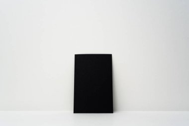 Mockup için beyaz arka plan üzerinde siyah kartvizit.