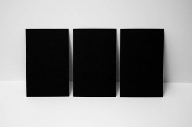 Mockup için beyaz arka planda siyah kartvizitler.