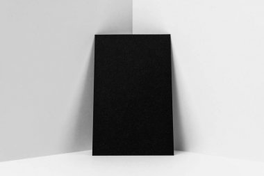 Mockup için beyaz arka plan üzerinde siyah kartvizit.