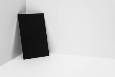 Mockup için beyaz arka plan üzerinde siyah kartvizit.