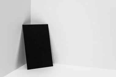 Mockup için beyaz arka plan üzerinde siyah kartvizit.