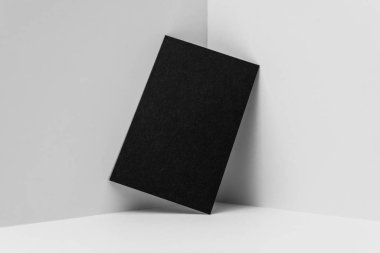 Mockup için beyaz arka plan üzerinde siyah kartvizit.