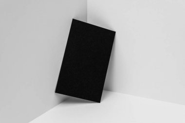Mockup için beyaz arka plan üzerinde siyah kartvizit.