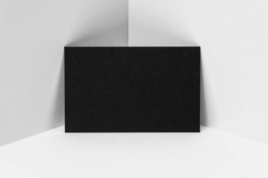 Mockup için beyaz arka plan üzerinde siyah kartvizit.