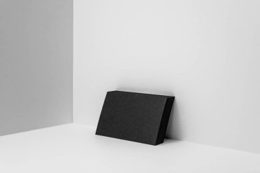 Mockup için beyaz arka plan üzerinde siyah kartvizit.