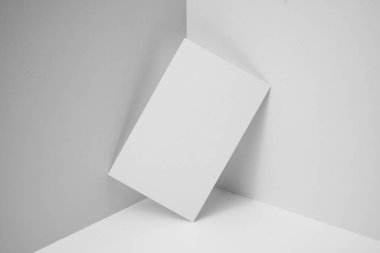 Mockup için beyaz arka planda boş kartvizit.