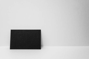 Mockup için beyaz arka plan üzerinde siyah kartvizit.