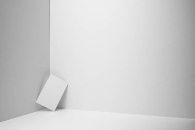 Mockup için beyaz arka planda boş kartvizit.