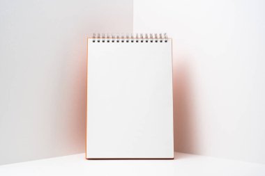 Açılan turuncu spiral defter, mockup için beyaz arka plan üzerinde kırtasiye.