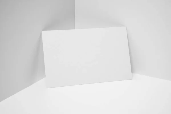 Tarjeta Visita Blanco Sobre Fondo Blanco Para Maqueta — Foto de Stock