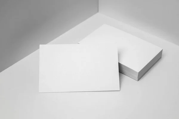 Tarjetas Visita Blanco Sobre Fondo Blanco Para Maqueta —  Fotos de Stock