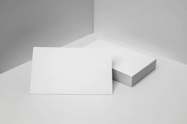 Tarjetas Visita Blanco Sobre Fondo Blanco Para Maqueta —  Fotos de Stock