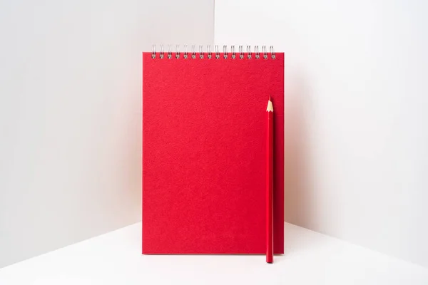 Caderno Espiral Vermelho Com Lápis Vermelho Sobre Fundo Branco — Fotografia de Stock