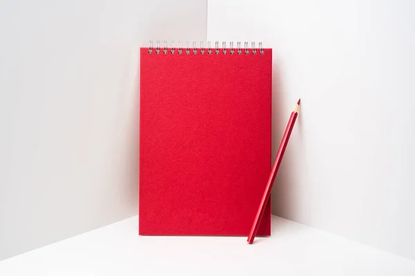 Caderno Espiral Vermelho Com Lápis Vermelho Sobre Fundo Branco — Fotografia de Stock