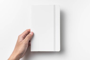 Beyaz arka plan üzerinde izole elastik bant ile boş beyaz dizüstü tutan erkek el.