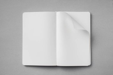 Tasarım konsepti - beyaz dizüstü bilgisayarın üst görünümü nde boş açık, döndürve sahte sayfa ile gri arka plan üzerinde mockup için.