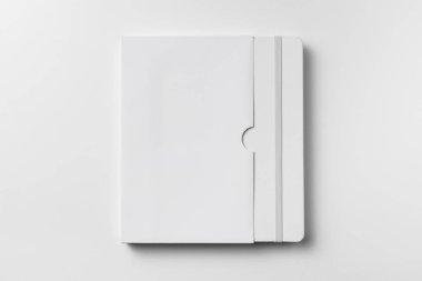 Lastik bantlı beyaz defter, model için beyaz arkaplanda izole edilmiş dosya.