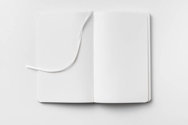 Açılan beyaz defter ve şerit yer imi mockup için beyaz arka plan üzerinde izole.
