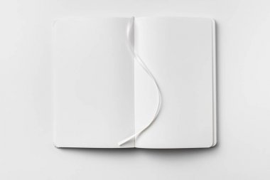 Açılan beyaz defter ve şerit yer imi mockup için beyaz arka plan üzerinde izole.