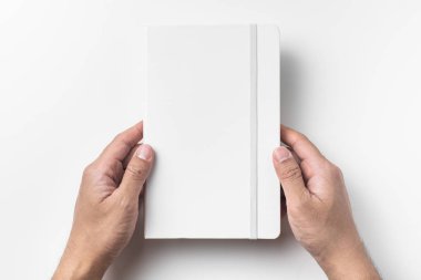 Beyaz arka plan üzerinde izole elastik bant ile beyaz dizüstü tutan erkek eller.