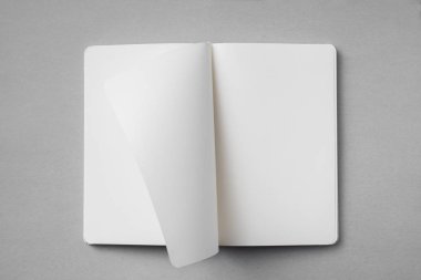 Tasarım konsepti - beyaz dizüstü bilgisayarın üst görünümü nde boş açık, döndürve sahte sayfa ile gri arka plan üzerinde mockup için.
