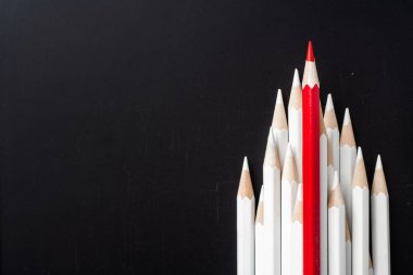 İş ve tasarım konsepti - beyaz kalem ve siyah arka plan üzerinde bir renk kalem çok. Liderlik, takım çalışması, başarı ve benzersiz sembolü.