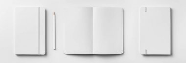 Ön kapalı manzaralı, elastik bant ve kalemle açılan ve geri dönen dizüstü bilgisayarlar. 