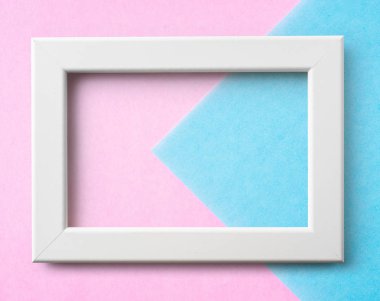 Tasarım konsepti - maket için mavi ve pembe kağıt arka plan üzerinde ahşap çerçeve