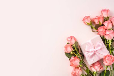 olay tasarım konsepti - kopya alanı ile pembe arka plan pembe gül ve hediye kutusu demet üst görünümü