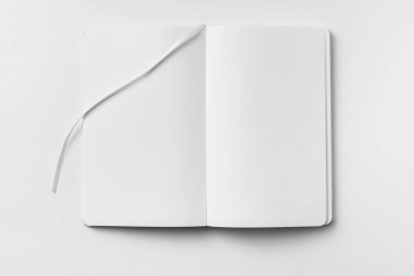Açılan beyaz defter ve şerit yer imi mockup için beyaz arka plan üzerinde izole.