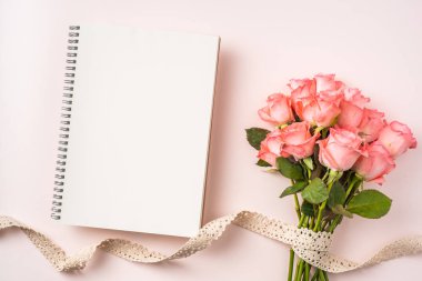 Pembe gül demet, hediye kutusu, beyaz sayfa ve pembe arka plan üzerinde vintage kurdele