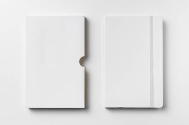 Lastik bantlı beyaz defter, model için beyaz arkaplanda izole edilmiş dosya.