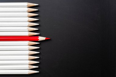 İş ve tasarım konsepti - beyaz kalem ve siyah arka plan üzerinde bir renk kalem çok. Liderlik, takım çalışması, başarı ve benzersiz sembolü.