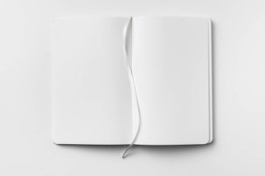 Açılan beyaz defter ve şerit yer imi mockup için beyaz arka plan üzerinde izole.