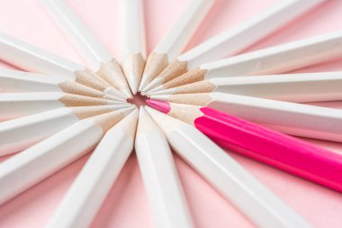 İş ve tasarım konsepti - beyaz kalem ve pembe kağıt arka plan üzerinde bir renk kalem çok. Liderlik, takım çalışması, başarı ve benzersiz sembolü.