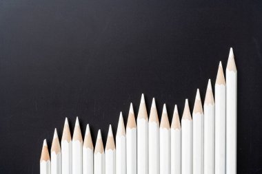 İş ve tasarım konsepti - siyah arka plan üzerinde beyaz kalem çok. Takım çalışmasının, başarının ve benzersizliğin sembolü.