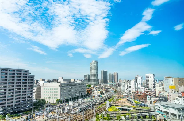 不動産と企業建設のためのアジアビジネスコンセプト 東京の太陽と青空の下でパノラマの近代的な都市都市のスカイラインビュー — ストック写真