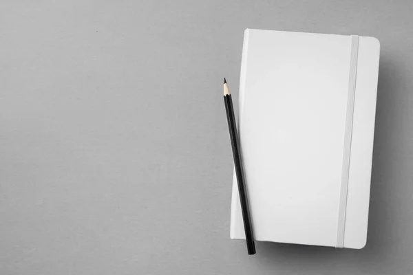 Weißes Notizbuch Mit Holzstift Auf Grauem Hintergrund Für Attrappe — Stockfoto