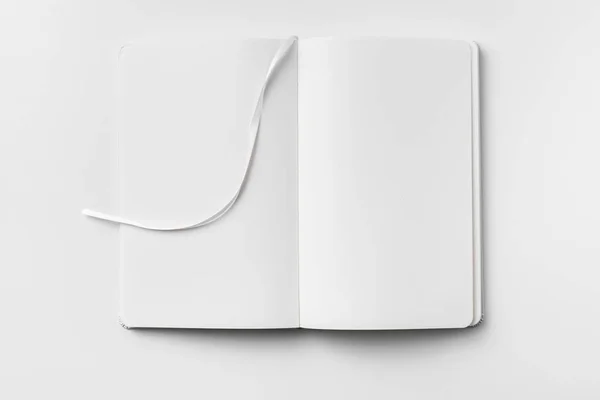 Notebook Branco Aberto Marcador Fita Isolado Fundo Branco Para Mockup — Fotografia de Stock