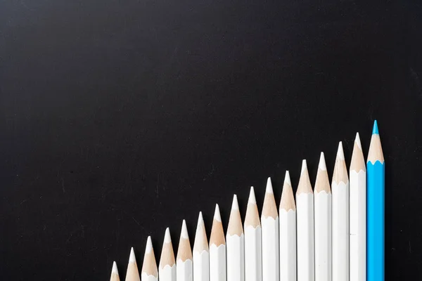 商业和设计理念 大量的白色铅笔和黑色背景的彩色铅笔 领导力 团队合作 成功和独特的象征 — 图库照片