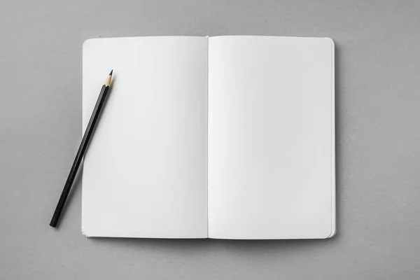Cuaderno Blanco Con Lápiz Madera Sobre Fondo Gris Para Maqueta — Foto de Stock