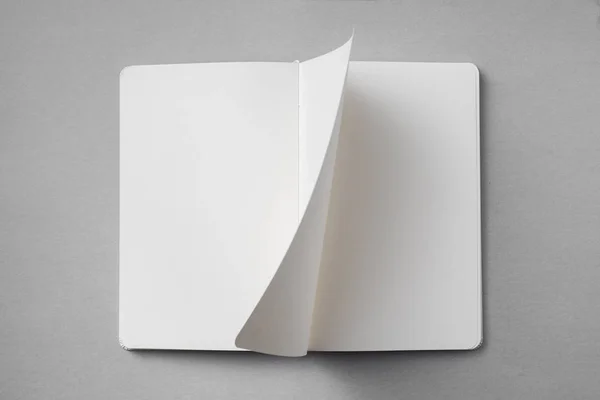 设计理念 白色笔记本的顶视图 空白打开 翻页和翻转页面在灰色背景的模型 — 图库照片