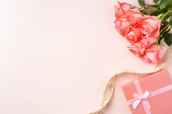 Ramo Rosas Rosadas Caja Regalo Con Cinta Sobre Fondo Rosa — Foto de Stock