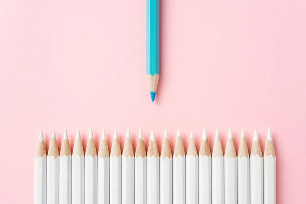 商业和设计理念 大量的白色铅笔和一个彩色铅笔在粉红色纸的背景 领导力 团队合作 成功和独特的象征 — 图库照片