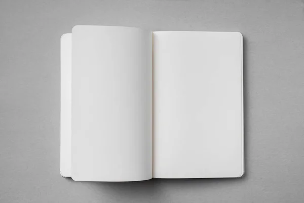 设计理念 白色笔记本的顶视图 空白打开 翻页和翻转页面在灰色背景的模型 — 图库照片
