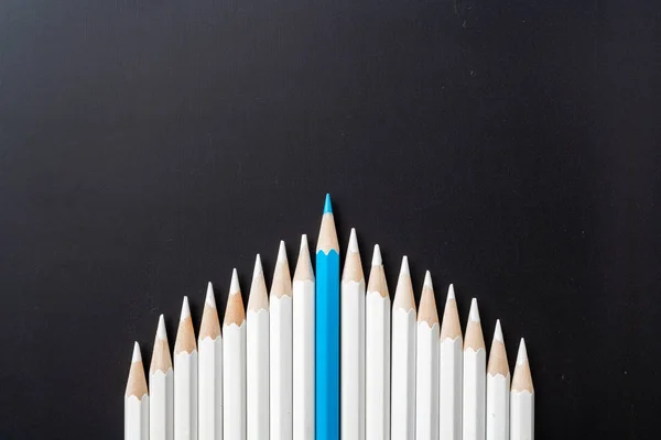 商业和设计理念 大量的白色铅笔和黑色背景的彩色铅笔 领导力 团队合作 成功和独特的象征 — 图库照片