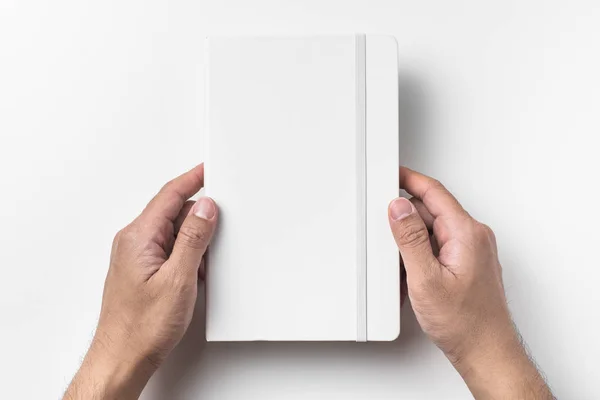Mannelijke Handen Houden Wit Notitieboekje Met Elastische Band Geïsoleerd Witte — Stockfoto