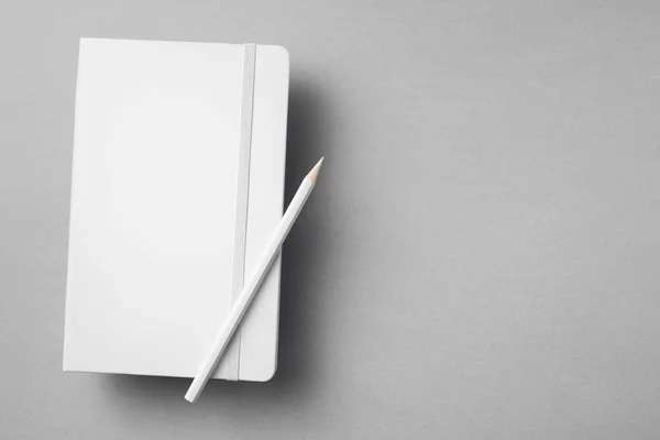 Λευκό Σημειωματάριο Ξύλινο Μολύβι Γκρι Φόντο Για Mockup — Φωτογραφία Αρχείου