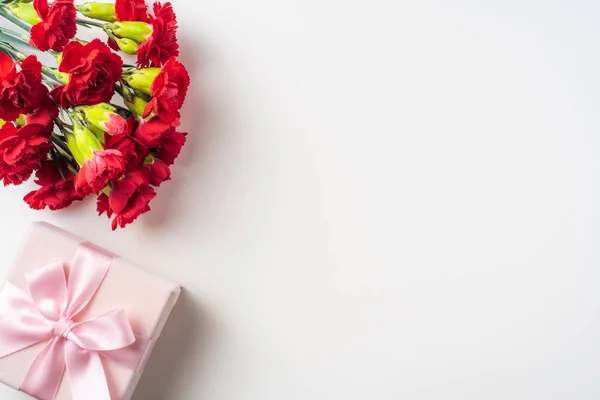 Ramo Claveles Rojos Caja Regalo Aislada Sobre Fondo Blanco — Foto de Stock