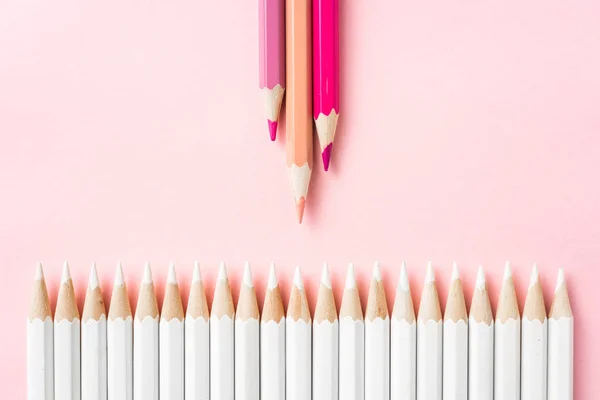 商业和设计理念 大量的白色铅笔和彩色铅笔在粉红色纸的背景 领导力 团队合作 成功和独特的象征 — 图库照片